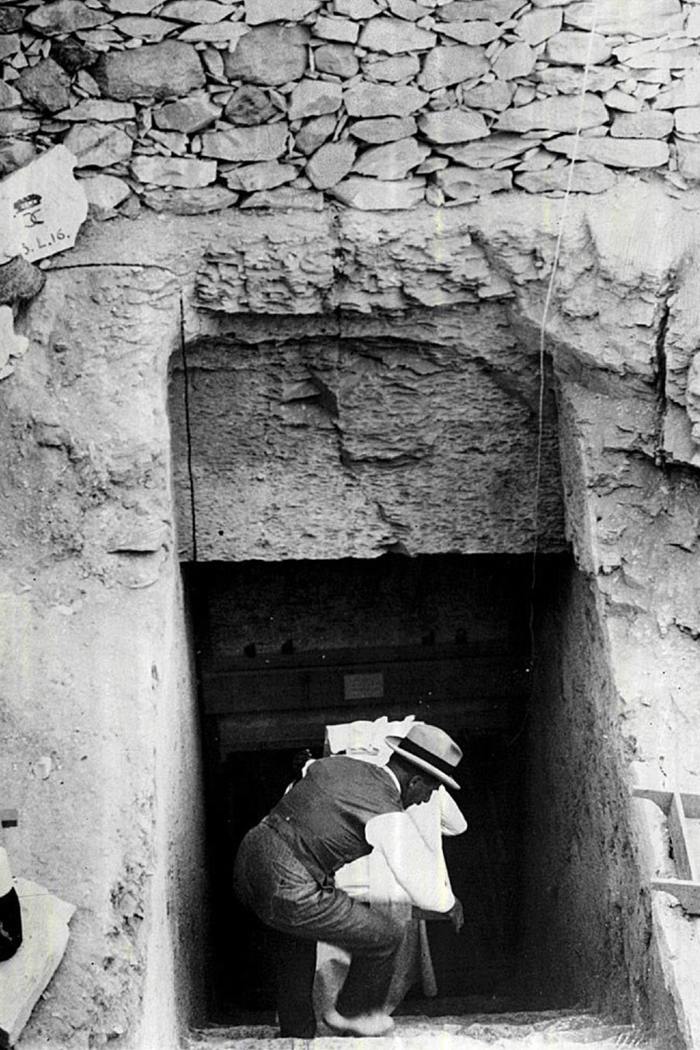 Howard Carter excavates the tomb of Tutankhamen